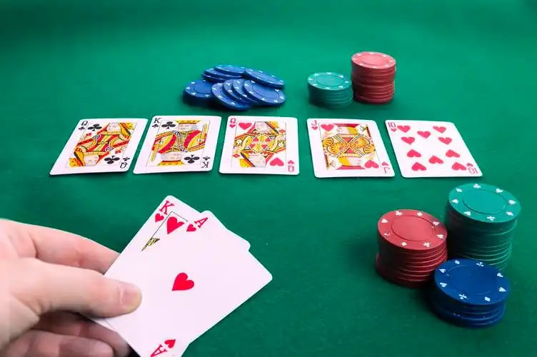 Live poker table atmosphere for luck bd readers in Bangladesh using mobile screens